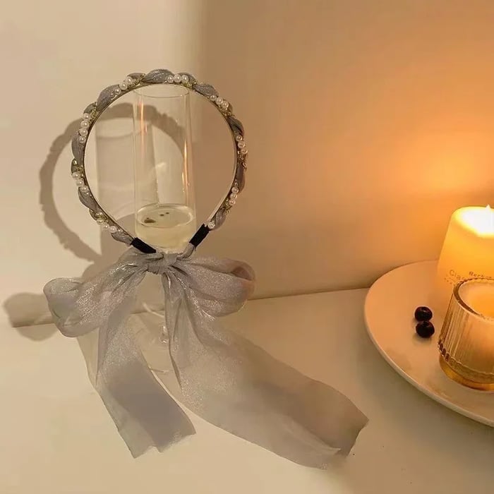 Bandă de păr din material satinat. Perfectă pentru vară și pentru purtare zilnică.