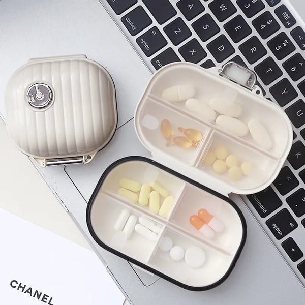Mini cutie portabilă pentru medicamente