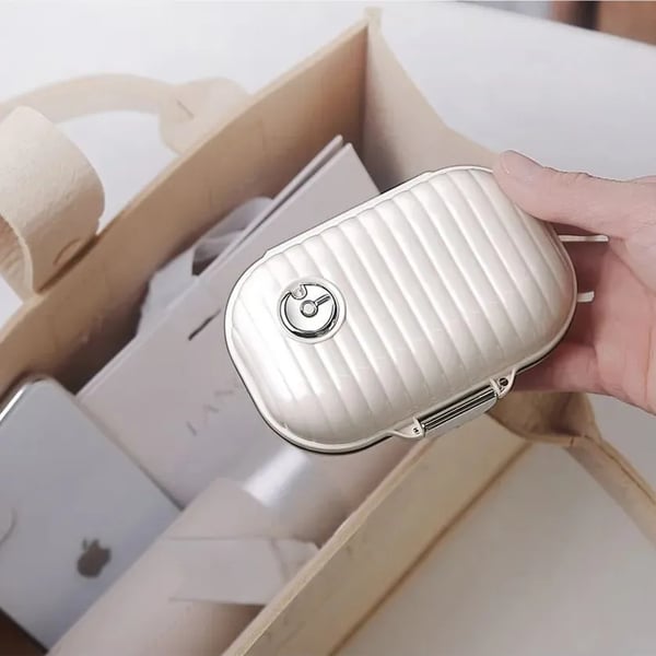 Mini cutie portabilă pentru medicamente