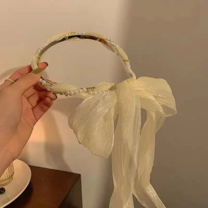 Bandă de păr din material satinat. Perfectă pentru vară și pentru purtare zilnică.