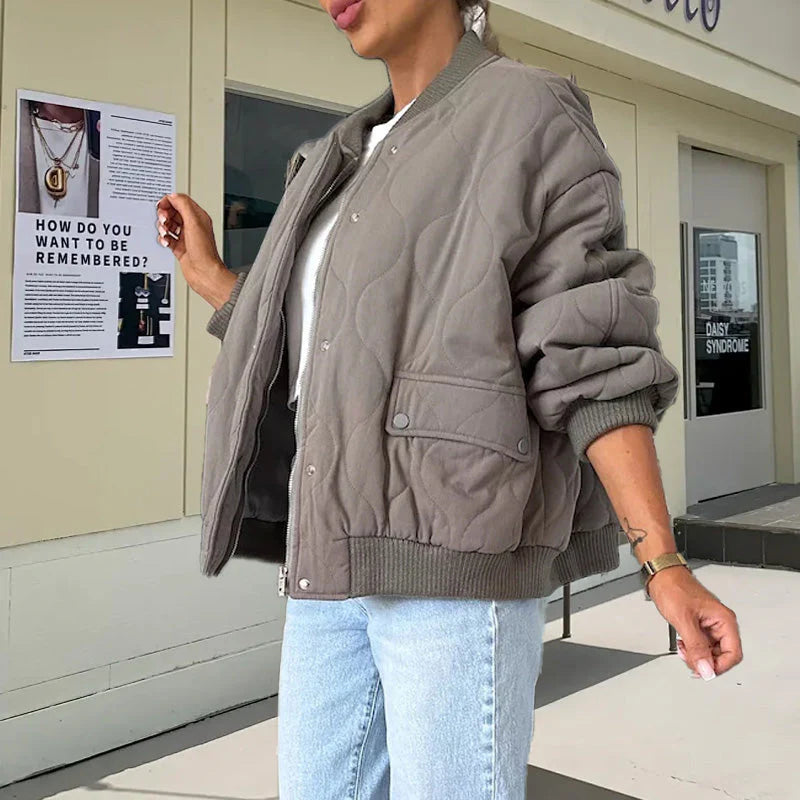 Jachetă bomber lejeră, groasă și călduroasă, într-o culoare uni.